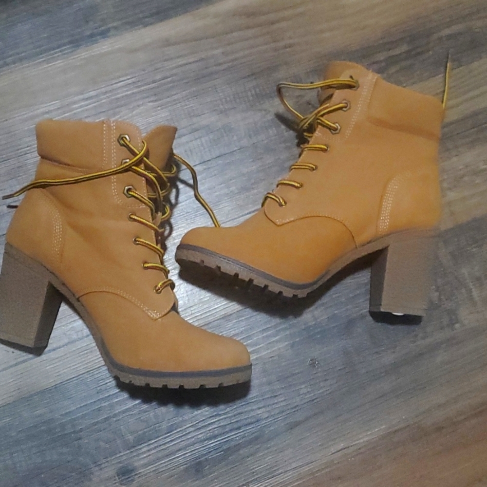 White MT lace up boots size 10